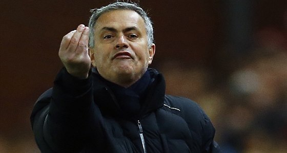 José Mourinho, trenér Chelsea, bhem zápasu na hiti Stoke.