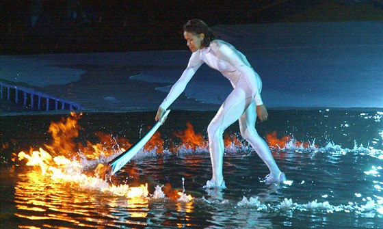 Cathy Freemanová zapaluje ve slavné bílé kombinéze olympijský ohe na hrách v...