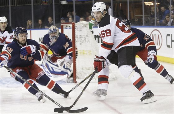 Jaromír Jágr z New Jersey se pokouí prosadit proti obran New York Rangers.