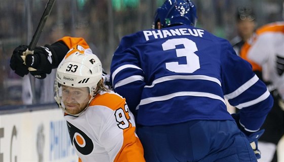 Jakub Voráek (vlevo) z Philadelphie se prosmýkl kolem torontského Diona...