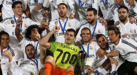 Iker Casillas slaví se spoluhrái z Realu Madrid titul z mistrovství svta...