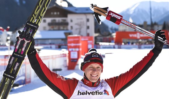 Anders Glöersen oslavuje triumf z volné patnáctky v Davosu.