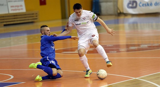 BOJ, JAK MÁ BÝT. Futsalisté Tanga Brno (v modrém) a Helasu se v parádním zápase...