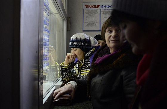 Lidé v krymském Simferopolu stojí frontu u nádraní pokladny, kde chtjí vrátit...