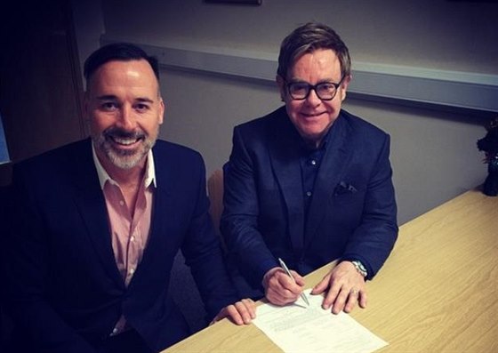 David Furnish a Elton John uzaveli manelství (Windsor, 21. prosince 2014).