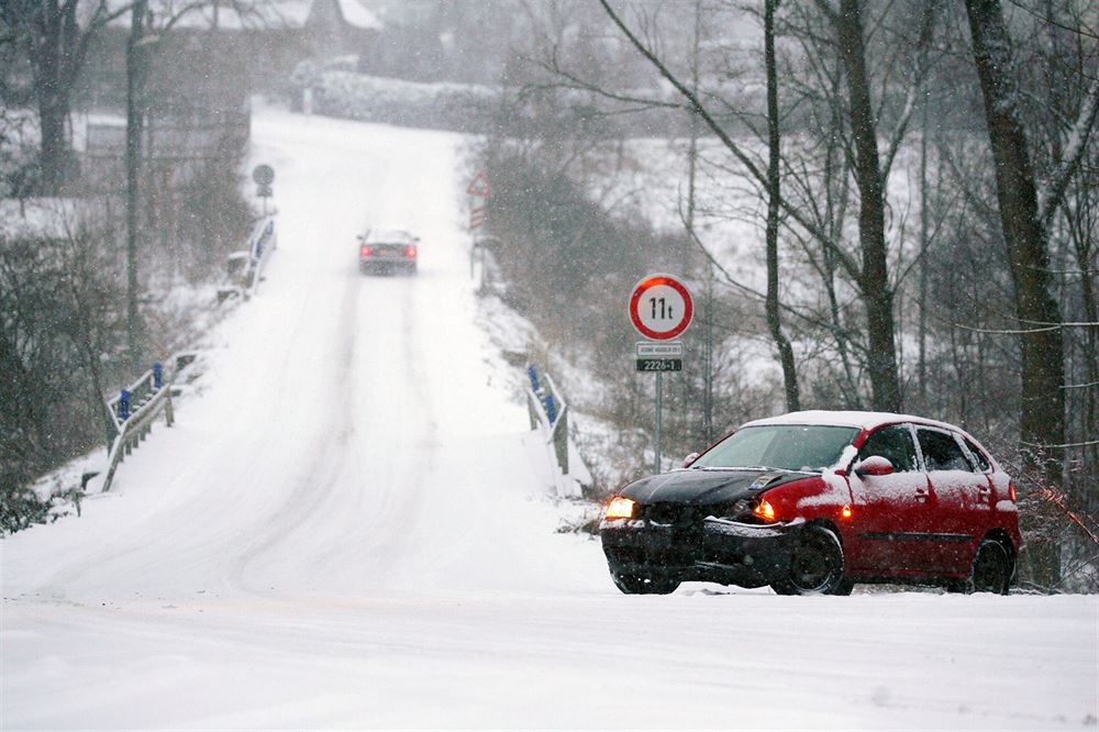 Jedna z nehod, které se na snhu staly na Karlovarsku. (29. prosince 2014)