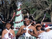 Rarotonga, Cookovy ostrovy, domorodci ve vnonch kostmech z recyklovanch...