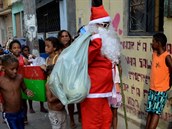 Santa Claus prochz chudinskou tvrt Mare na severu Ria De Janeiro a rozdv...