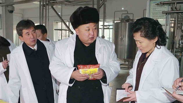 Severokorejsk vdce Kim ong-un na inspekci tovrny na jdlo pro dti (16. prosince 2014)