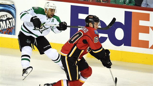 Trevor Daley z Dallasu (vlevo) a Markus Granlund z Calgary.