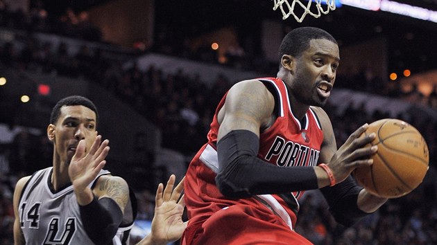 S mem si povyskoil  Wesley Matthews (vpravo) z Portlandu. Asistuj mu Danny Green (vlevo) a Tim Duncan ze San Antonia.