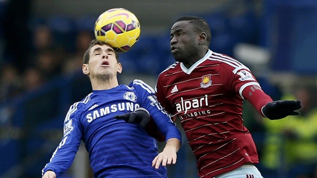 Subtiln zlonk Chelsea Oscar v hlavikovm souboji pekvapiv pedil Kouyateho z West Hamu.