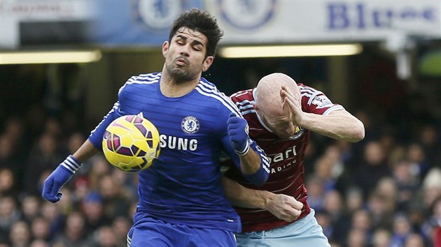 Diego Costa z Chelsea v tvrdm souboji s Jamesem Collinsem z West Hamu.