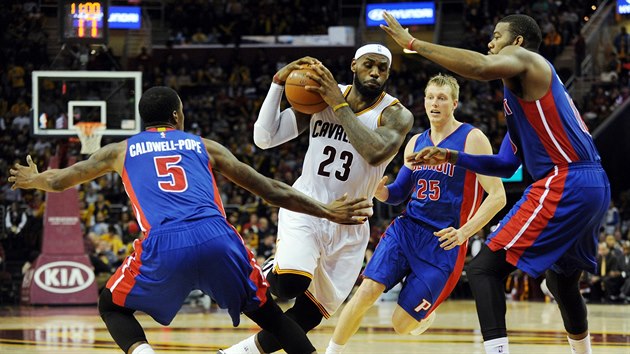 LeBron James s Clevelandu se t do obrany Detroitu. V cest mu stoj Caldwell-Pope (vlevo) a Greg Monroe. Zazadu dobh  Kyle Singler.