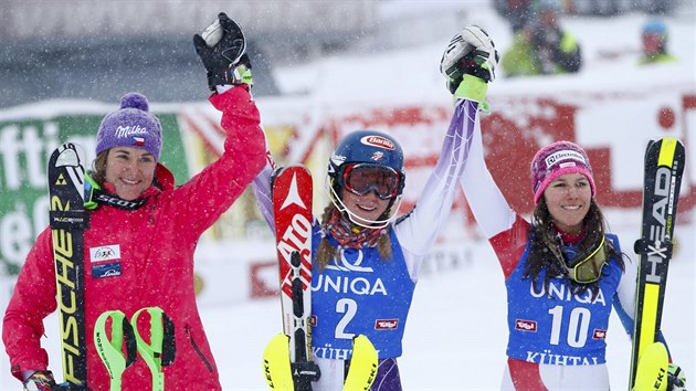 VEOBECN SPOKOJENOST. Zleva rka Strachov, Mikaela Shiffrinov a Wendy Holdenerov po slalomu v Khtai.