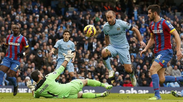 BLZKO GLU. Pablo Zabaleta (druh zprava), obrnce Manchesteru City, ml v zpase anglick ligy proti Crystalu Palace dobrou pleitost ke skrovn, kterou ale nepromnil.