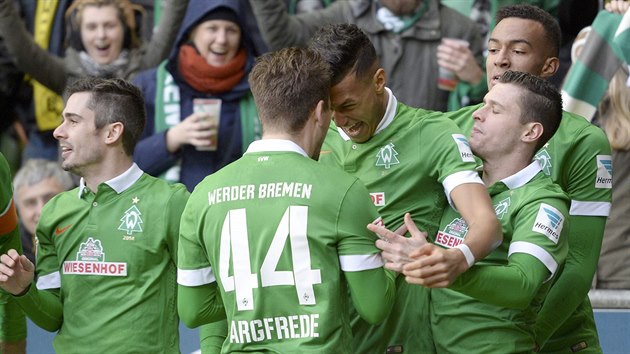 GLOV RADOST. Fotbalist Werderu Brm oslavuj gl v utkn nmeck ligy proti Borussi Dortmund. Branku zadil u ve 3. minut Davie Selke (tet zprava).