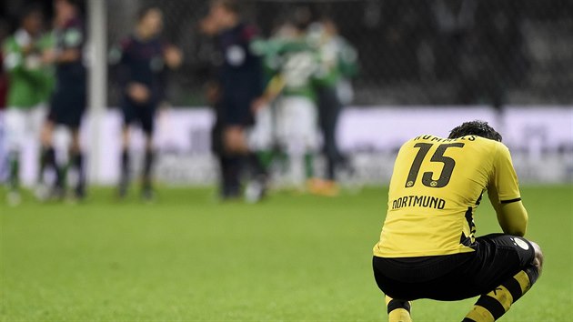 ZKLAMN. Obrnce Borussie Dortmund Mats Hummels je smutn, protoe jeho tm se nachz po polovin nmeck ligy na sestupov pce.