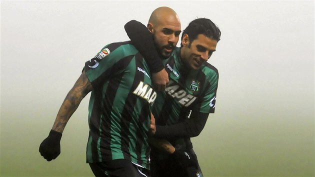 RADOST V MLZE. Hri italskho Sassuola Simone Zaza (vlevo) a Sergio Floccari oslavuj gl v zpase proti Cesen.