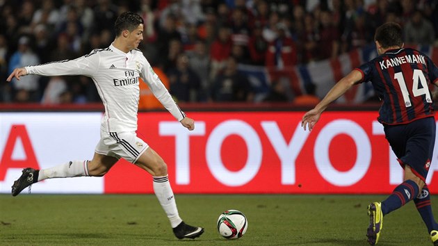 D GL? Hvzdn tonk Cristiano Ronaldo (vlevo) se sna vstelit branku ve finle mistrovstv svta klub proti San Lorenzu.
