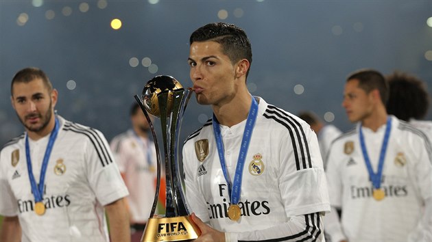 DAL TROFEJ. Cristiano Ronaldo (uprosted) lb trofej pro vtze klubovho mistrovstv svta.