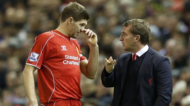 PORADA. Manaer Liverpoolu Brendan Rodgers (vpravo) udl pokyny kapitnovi svho tmu Stevenu Gerrardovi.