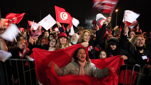 Volii sekulrn strany Hlas Tuniska, jejm pedsedou je Bd Kid as-Sabs, mvaj sttnmi vlajkami.
