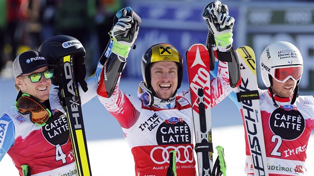 Ti nejrychlej po obm slalomu v Alta Badii. Zleva druh Ted Ligety, vtz Marcel Hirscher a tet Thomas Fanara.