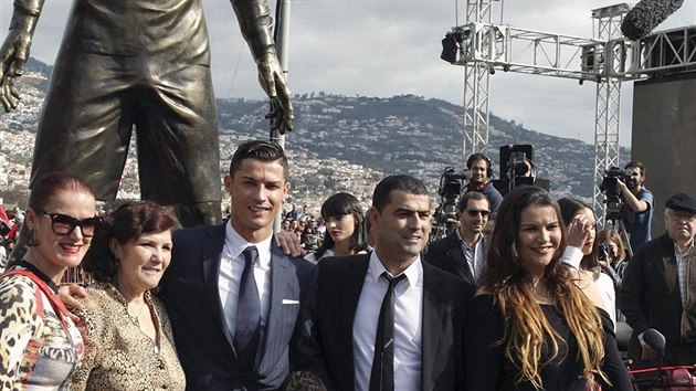Cristiano Ronaldo spolen s rodinou odhaluje svoji sochu ve mst Funchal na Madeie, svm roditi.