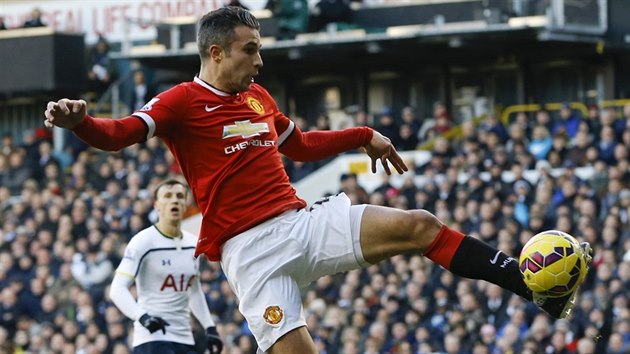 POKUS O STELU. Robin van Persie (vpravo) z Manchesteru United se sna zakonit v utkn proti Tottenhamu.