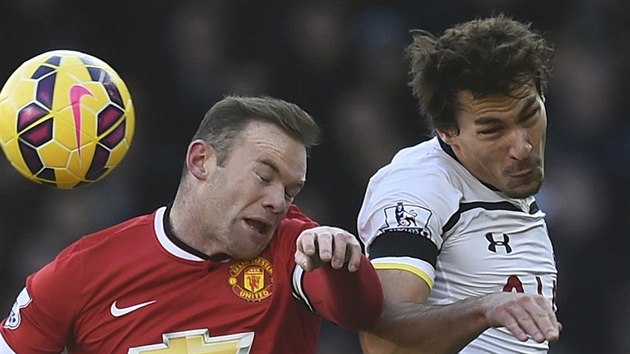 VZDUN SOUBOJ. Benjamin Stambouli z Tottenhamu (vpravo) a Wayne Rooney z Manchesteru United.