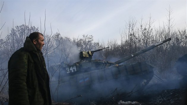 Mu sleduje, jak kolem nj u vchodoukrajinskho msteka Rozsypne projd tank se separatisty (15. prosince 2014).