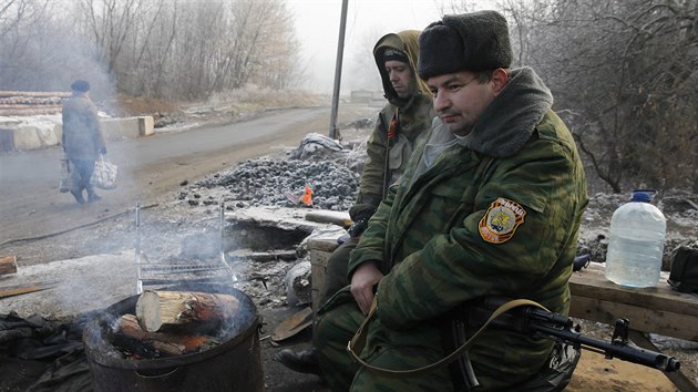 Prorut ozbrojenci se ohvaj na kontrolnm stanoviti u msta Makijivka, vchodn od Doncku (15. prosince 2014).