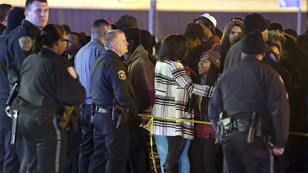 Policist na pedmst ameriskho St. Louis blokuj pstup pihlejcm na msto inu, kde byl zastelen ernosk mladk (24. prosince 2014).