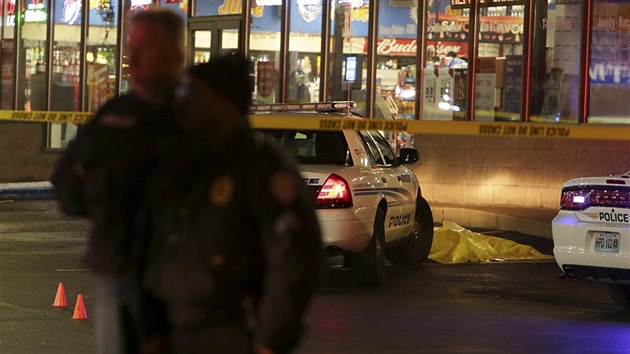 Policist z americkho St. Louis vyetuj incident na pedmst Berkeley. Na erpac stanici tam policista zastelil ernoskho mladka, kdy na nj mu vythl zbra (24. prosince 2014).
