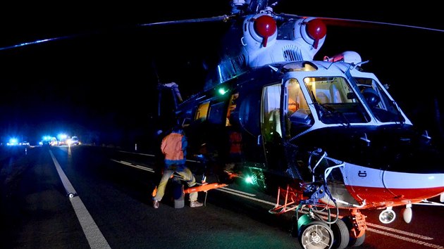 U Bochova na Karlovarsku se v noci na tdr den srazilo auto s cyklistou. Nsledn se BMW jet eln stetlo s passatem (24. prosince 2014).