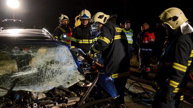 U Bochova na Karlovarsku se v noci na tdr den srazilo auto s cyklistou. Nsledn se BMW jet eln stetlo s passatem (24. prosince 2014).