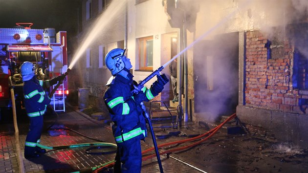 Por rodinnho domu v Dobrochov na Prostjovsku, pi kterm hasii zachrnili kot (28. prosince 2014).