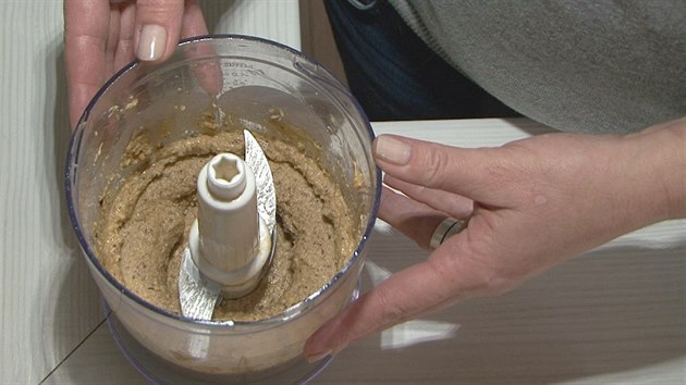 Do mixéru vsypte 100 g vlašských, 100 g lískových ořechů a 150 g změklého rostlinného tuku a vše umixujte do husté jemné kaše. Denisa v tomto případě použila na spojení místo tuku arašídové máslo, které by ovšem nemělo obsahovat přidanou sůl či jiná dochucovadla. Získanou kaši přendejte do kastrólu.