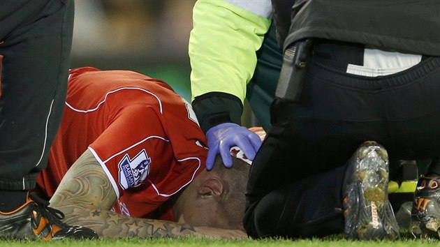 TO BOL Liverpoolsk stoper  Martin krtel le na zemi s rozseklou hlavou, co mu zpsobila kopaka protihre Oliviera Girouda z Arsenalu.