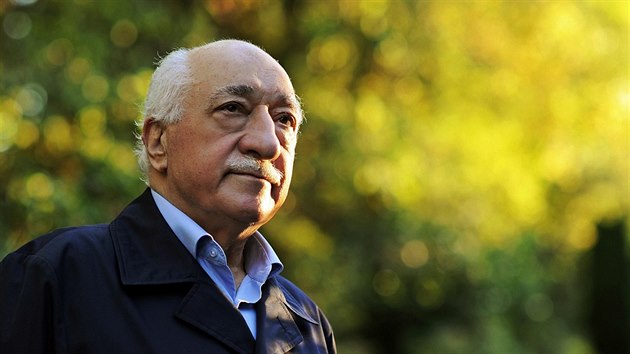 Fethullah Glen ije ve Spojench sttech. Jeho rodn Turecko na nj vydalo zatyka, pozavralo i adu Glenovch stoupenc.