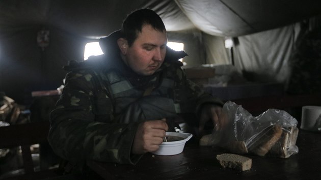 Ukrajinsk armda slav Vnoce v Donck oblasti. Od pznivc dostali jdlo i drobn drky (28. prosince 2014)