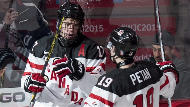 Connor McDavid (vlevo) slav jednu ze svch dvou tref v utkn proti Nmecku.