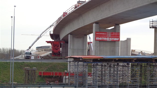 Sjezdovou vtev v prosinci 2014 naplno vyuvala cisterna, kter zajiovala zsobu betonu urenho pro stavbu most hlavn trasy. V poped je stle postaven ochrann stecha nad silnic I/37.