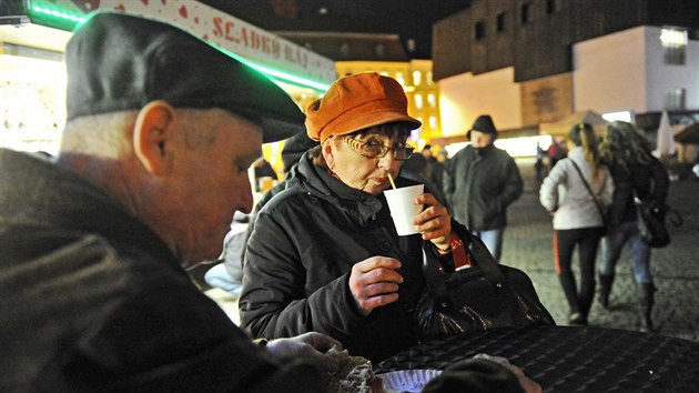 Mnoho lid si na trh na jihlavsk nmst zalo teba na svak. Tomu, e lo o trh vnon, ale atmosfra i kvli poas pli nenasvdovala. A nakupujcch bylo podle trhovc mlo.