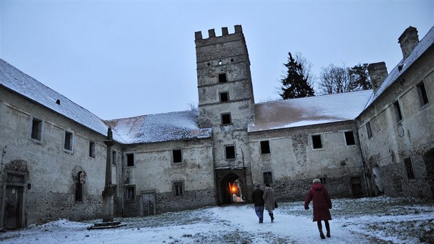 Zchtral zmek v Brtnici mezi Vnoci a Novm rokem vt turisty. Ti si mohou prohldnout jinak nepstupn interiry kdysi honosnho sdla, k vidn je i tajemn nhrobek z blho mramoru.