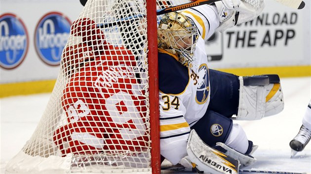 DAL ECH V AKCI. Non zpas NHL mezi Detroitem a Buffalem byl soubojem eskch glman. Za domc chytal Petr Mrzek, za hosty Michal Neuvirth (na snmku). Buffalo prohrlo 3:6, Neuvirth ml 33 zkrok a elil i tto situaci.