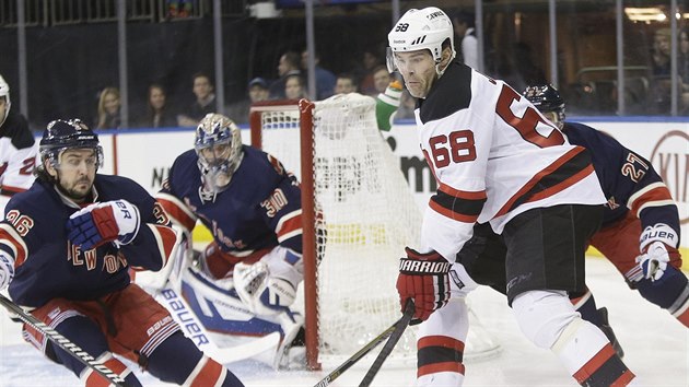 Jaromr Jgr z New Jersey se pokou prosadit proti obran New York Rangers.