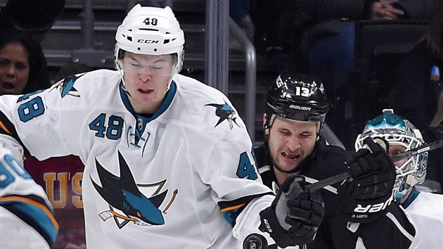 Tom Hertl ze San Jose (vlevo) bojuje s Kylem Cliffordem z Los Angeles.