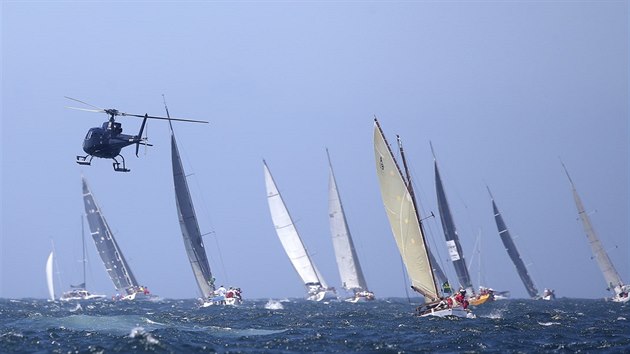 Jachty pod dohledem vrtulnku pi zvod Sydney - Hobart.